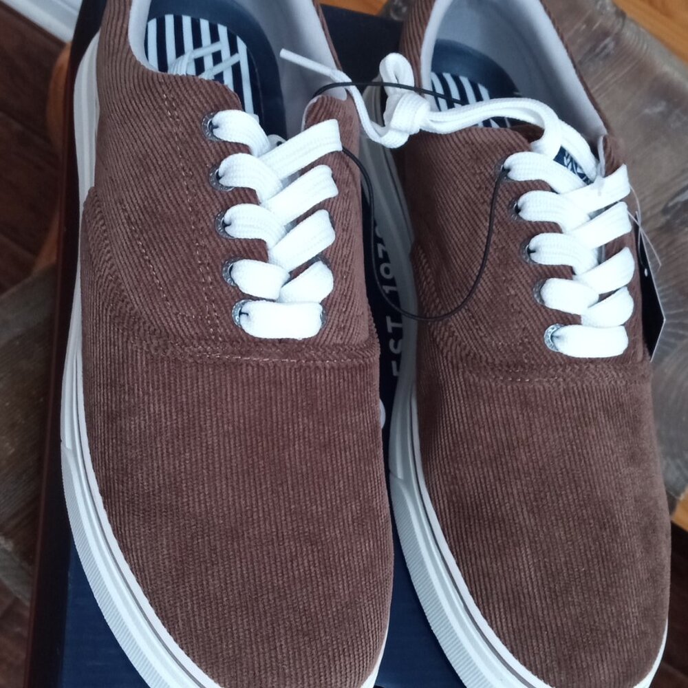Chaps Men's Size 11 Chase Lace up Fashion Sneakers NEW!